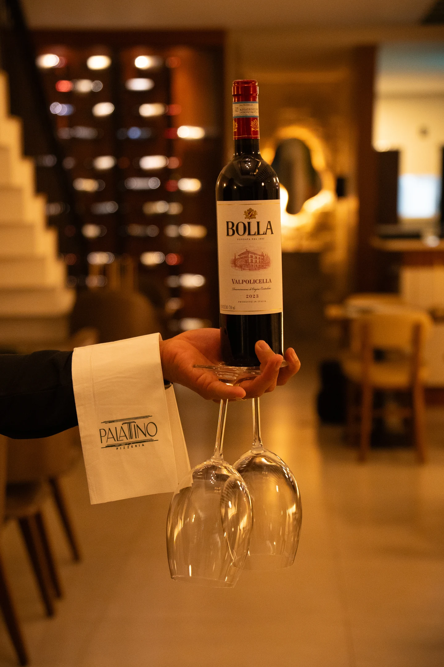 Vinho servido no salão do Palatino